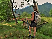72 Chiesetta di Mediglio a sx, Monte Ubione a dx